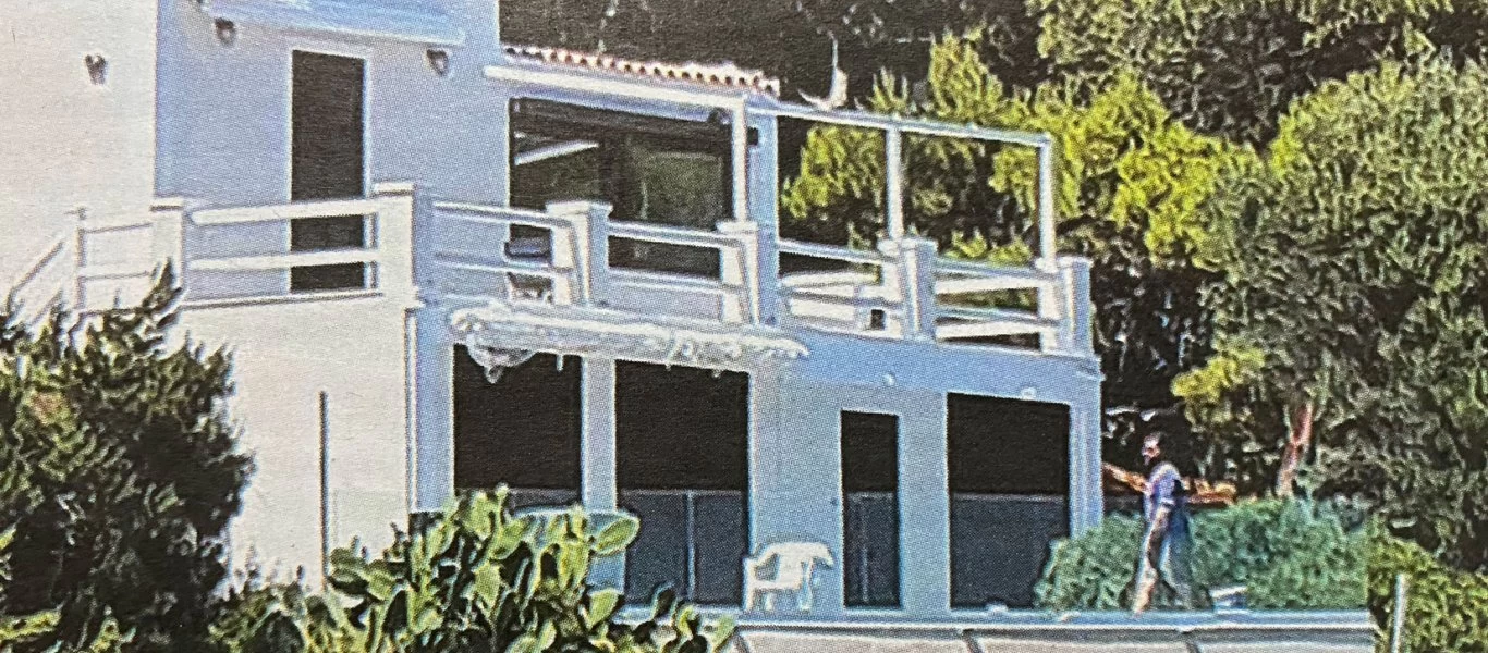 Ένταση έξω από το εξοχικό του Α.Τσίπρα στο Σούνιο - Συνεργείο του MEGA μπλοκαρίστηκε από την αστυνομία